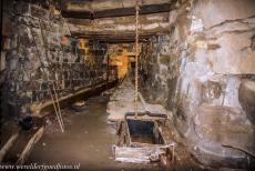Hoogovens van Engelsberg - Hoogovens van Engelsberg: De goot om de slakken uit de hoogoven te verwijderen, zowel het gesmolten ijzer als de slak werden afgetapt. De... Hoogovens van Engelsberg - Hoogovens van Engelsberg: De goot om de slakken uit de hoogoven te verwijderen, zowel het gesmolten ijzer als de slak werden afgetapt. De...