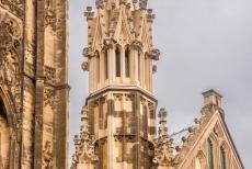 Kathedraal van Canterbury - Een pinakel van de kathedraal van Canterbury. De pinakels op de steunberen van het schip zijn verfraaid met grotesken, ook...