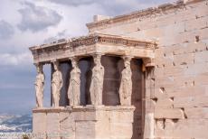 Acropolis van Athene - Acropolis, Athene: Het Erechtheion is beroemd om het 'Portaal der Maagden, het zuidelijke portaal met de...