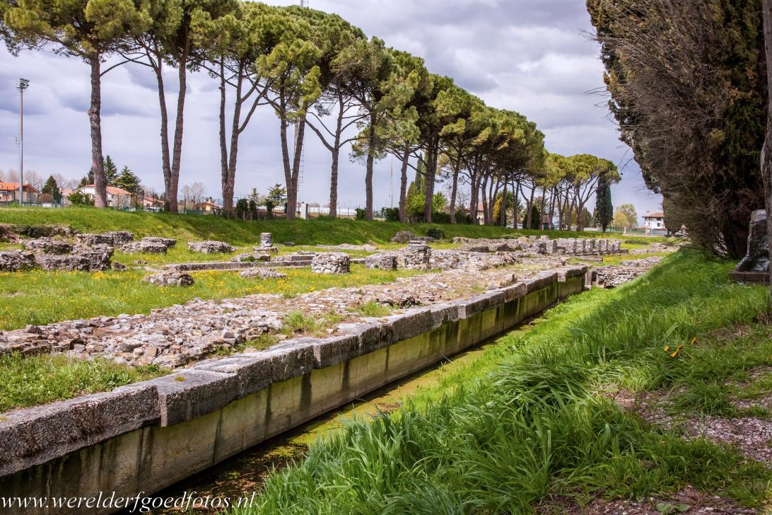 Archeologische opgravingen van Aquileia - De archeologische opgravingen en de patriarchale basiliek van Aquileia: De overblijfselen van de Romeinse haven en een kademuur... Archeologische opgravingen van Aquileia - De archeologische opgravingen en de patriarchale basiliek van Aquileia: De overblijfselen van de Romeinse haven en een kademuur...