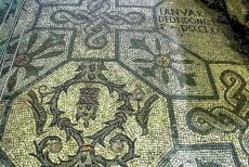 Archeologische opgravingen van Aquileia - Archeologische opgravingen en de Basiliek van Aquileia: Een van de mozaïeken uit de 4de eeuw in de basiliek. Aquileia was dertien eeuwen lang... Archeologische opgravingen van Aquileia - Archeologische opgravingen en de Basiliek van Aquileia: Een van de mozaïeken uit de 4de eeuw in de basiliek. Aquileia was dertien eeuwen lang...