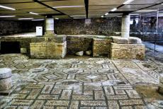 Archeologische opgravingen van Aquileia - Archeologische opgravingen en patriarchale basiliek van Aquileia: Een vloermozaïek in de Crypte van de Slaven. In de 4de eeuw werden... Archeologische opgravingen van Aquileia - Archeologische opgravingen en patriarchale basiliek van Aquileia: Een vloermozaïek in de Crypte van de Slaven. In de 4de eeuw werden...