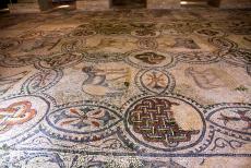 Archeologische opgravingen van Aquileia - Archeologische opgravingen en de basiliek van Aquileia: Een van de mozaïeken uit de 4de eeuw. In de patriarchale basiliek van Aquileia... Archeologische opgravingen van Aquileia - Archeologische opgravingen en de basiliek van Aquileia: Een van de mozaïeken uit de 4de eeuw. In de patriarchale basiliek van Aquileia...