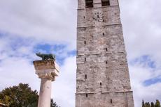 Archeologische opgravingen van Aquileia - Archeologische opgravingen en de basiliek van Aquileia: Voor de klokkentoren van Poppo staat een bronzen beeld van de mythische wolvin,... Archeologische opgravingen van Aquileia - Archeologische opgravingen en de basiliek van Aquileia: Voor de klokkentoren van Poppo staat een bronzen beeld van de mythische wolvin,...