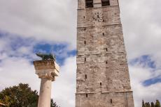 Archeologische opgravingen van Aquileia - Archeologische opgravingen en de basiliek van Aquileia: Voor de klokkentoren van Poppo staat een bronzen beeld van de mythische wolvin,...