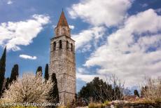 Archeologische opgravingen van Aquileia - De archeologische opgravingen en de patriarchale basiliek van Aquileia: De klokkentoren van Poppo is de vrijstaande toren van de basiliek van...