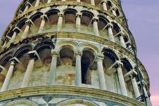 Piazza del Duomo, Pisa - Piazza del Duomo, Pisa: Wie de Toren van Pisa wil beklimmen moet rekening houden met lange wachttijden. Grote tassen mogen niet mee de toren... Piazza del Duomo, Pisa - Piazza del Duomo, Pisa: Wie de Toren van Pisa wil beklimmen moet rekening houden met lange wachttijden. Grote tassen mogen niet mee de toren...