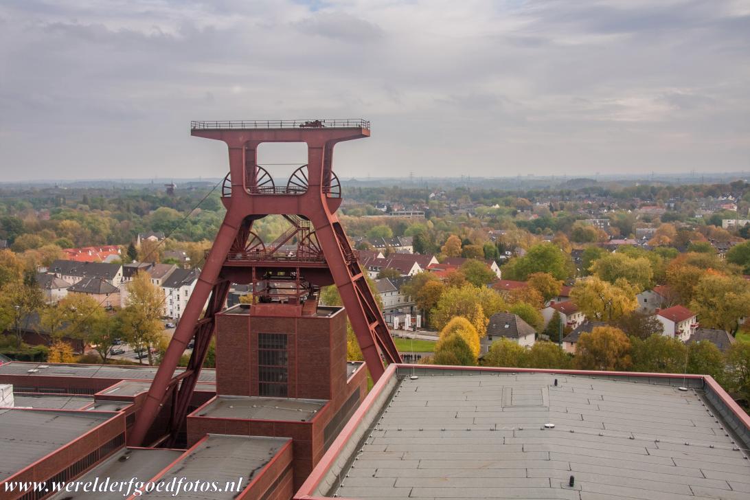 Grande Valve Dans Les Tours De Refroidissement De Zollverein Dans Essen  Photo stock - Image du grand, industriel: 273661370
