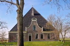 Droogmakerij de Beemster (Beemster Polder) - The Beemster Polder is also famous for the characteristic 'stolpboerderijen', traditional Dutch farmhouses in the shape of... Droogmakerij de Beemster (Beemster Polder) - The Beemster Polder is also famous for the characteristic 'stolpboerderijen', traditional Dutch farmhouses in the shape of...