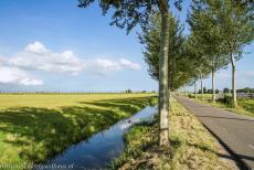 Droogmakerij de Beemster (Beemster Polder) - The Beemster Polder is known for its straight ditches and roads lined with trees. Already in the 15th century, the Dutch started to create more... Droogmakerij de Beemster (Beemster Polder) - The Beemster Polder is known for its straight ditches and roads lined with trees. Already in the 15th century, the Dutch started to create more...