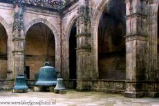 Santiago de Compostela (Old Town) - Santiago de Compostela (Old Town): The courtyard of the Cathedral of Santiago de Compostela is surrounded by a Gothic cloister. In the courtyard... Santiago de Compostela (Old Town) - Santiago de Compostela (Old Town): The courtyard of the Cathedral of Santiago de Compostela is surrounded by a Gothic cloister. In the courtyard...