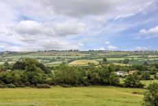 Bend of the Boyne - Newgrange - Newgrange gezien vanaf de top van de grafheuvel Knowth. De witte voorgevel van Newgrange is gereconstrueerd met stenen... Bend of the Boyne - Newgrange - Newgrange gezien vanaf de top van de grafheuvel Knowth. De witte voorgevel van Newgrange is gereconstrueerd met stenen...