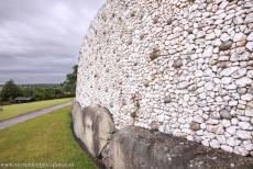 Bend of the Boyne - Newgrange - Brú na Bóinne - Archeologisch ensemble van de Bend of the Boyne: De witte kwartsstenen voorgevel van Newgrange is van ver... Bend of the Boyne - Newgrange - Brú na Bóinne - Archeologisch ensemble van de Bend of the Boyne: De witte kwartsstenen voorgevel van Newgrange is van ver...