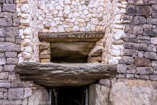 Bend of the Boyne - Newgrange - Brú na Bóinne - Archeologisch ensemble van de Bend of the Boyne: Door de opening boven de ingang van Newgrange... Bend of the Boyne - Newgrange - Brú na Bóinne - Archeologisch ensemble van de Bend of the Boyne: Door de opening boven de ingang van Newgrange...