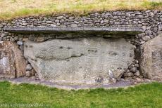 Bend of the Boyne - Newgrange - Brú na Bóinne - Archeologisch ensemble van de Bend of the Boyne: Kranssteen 52 bevindt zich aan de achterzijde van Newgrange, ze... Bend of the Boyne - Newgrange - Brú na Bóinne - Archeologisch ensemble van de Bend of the Boyne: Kranssteen 52 bevindt zich aan de achterzijde van Newgrange, ze...