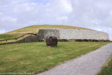 Bend of the Boyne - Newgrange - Brú na Bóinne - Archeologisch ensemble van de Bend of the Boyne: De heuvel van Newgrange bedekt een 19 meter lange gang,... Bend of the Boyne - Newgrange - Brú na Bóinne - Archeologisch ensemble van de Bend of the Boyne: De heuvel van Newgrange bedekt een 19 meter lange gang,...