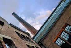 Woudagemaal - Ir.D.F. Woudagemaal: Het gebouw werd opgetrokken in de stijl van de Amsterdanse School, een belangrijke Nederlandse architectuurstroming... Woudagemaal - Ir.D.F. Woudagemaal: Het gebouw werd opgetrokken in de stijl van de Amsterdanse School, een belangrijke Nederlandse architectuurstroming...