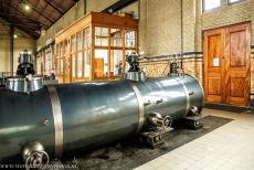 Woudagemaal - Wouda Stoomgemaal: Een van de vier stoommachines in de machinehal. Eerst pompen kleine gemalen het water uit de polders naar de boezem, een... Woudagemaal - Wouda Stoomgemaal: Een van de vier stoommachines in de machinehal. Eerst pompen kleine gemalen het water uit de polders naar de boezem, een...