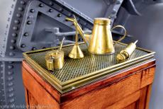 Woudagemaal - Ir.D.F. Woudagemaal: Een oliespuit en enkele koperen oliekannen, die worden gebruikt om de machines gesmeerd te laten lopen. Het Woudagemaal... Woudagemaal - Ir.D.F. Woudagemaal: Een oliespuit en enkele koperen oliekannen, die worden gebruikt om de machines gesmeerd te laten lopen. Het Woudagemaal...