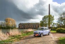 Woudagemaal - Ir.D.F. Woudagemaal (D.F. Wouda Steam Pumping Station): Onze classic Mini Authi uit 1974 voor het gemaal. De bomen die bij ons vorige bezoek...