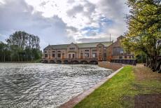 Woudagemaal - Het Ir.D.F . Woudagemaal bij de plaats Lemmer is het grootste nog werkende stoomgemaal ter wereld. Het werd in 1920 geopend. Het gemaal werd... Woudagemaal - Het Ir.D.F . Woudagemaal bij de plaats Lemmer is het grootste nog werkende stoomgemaal ter wereld. Het werd in 1920 geopend. Het gemaal werd...