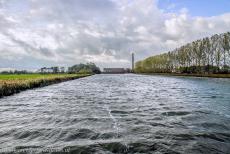 Woudagemaal - Het Woudagemaal en het Stroomkanaal tijdens een naderende zware herfststorm. Het kanaal werd gegraven om het overtollige water vanuit de... Woudagemaal - Het Woudagemaal en het Stroomkanaal tijdens een naderende zware herfststorm. Het kanaal werd gegraven om het overtollige water vanuit de...