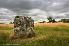 Avebury - Stenen cirkels en henge van Avebury: Een van de megalieten van de stenen cirkels van Avebury, op de achtergrond staan enkele huizen van het dorp...