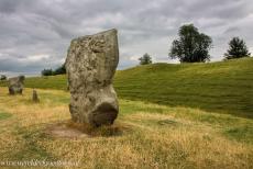 Avebury - Stenen cirkels en henge van Avebury: Een van de megalieten van de buitenste stenen cirkel van Avebury, direct binnen de aarden wal...