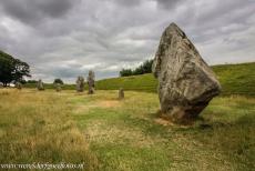 Avebury - Stenen cirkels en henge van Avebury: Van de buitenste stenen cirkel staan tegenwoordig slechts 27 megalieten overeind. Volgens schattingen...