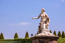 Palace and Park of Versailles - Palace and Park of Versailles: The centrepiece of the famous Latona Fountain. The white marble statue group depicts Latona, the Roman goddess... Palace and Park of Versailles - Palace and Park of Versailles: The centrepiece of the famous Latona Fountain. The white marble statue group depicts Latona, the Roman goddess...