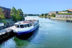 Fort Suomenlinna - Fort Suomenlinna: De ferry in de haven van Suomenlinna. Fort Suomenlinna werd gebouwd op zes eilanden voor de kust van Helsinki in Finland. De... Fort Suomenlinna - Fort Suomenlinna: De ferry in de haven van Suomenlinna. Fort Suomenlinna werd gebouwd op zes eilanden voor de kust van Helsinki in Finland. De...