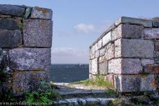 Fort Suomenlinna - De vestingwerken van Fort Suomenlinna werden gebouwd in de 18de eeuw. De Koningspoort werd gebouwd in 1753-1754 als de ceremoniële... Fort Suomenlinna - De vestingwerken van Fort Suomenlinna werden gebouwd in de 18de eeuw. De Koningspoort werd gebouwd in 1753-1754 als de ceremoniële...