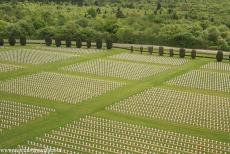 Begraafplaatsen en gedenksites van WOI - Begrafenis- en gedenkplaatsen van de Eerste Wereldoorlog (Westelijk Front): Een deel van de begraafplaats van Douaumont en de voormalige...