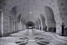 Begraafplaatsen en gedenksites van WOI - Begraafplaatsen en gedenksites van de Eerste Wereldoorlog (Westelijk Front): In het Ossuarium van Douaumont zijn de namen van bijna...