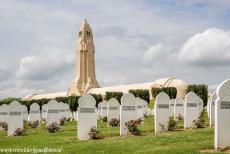 Begraafplaatsen en gedenksites van WOI - Begraafplaatsen en gedenkplaatsen van de Eerste Wereldoorlog (Westelijk Front): Op de oorlogsbegraafplaats bij het Ossuarium van...