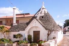 Trulli van Alberobello - De trulli van Alberobello: Een trullo met een symbool op het dak. Meerdere trulli hebben op hun dak een astrologisch, heidens of... Trulli van Alberobello - De trulli van Alberobello: Een trullo met een symbool op het dak. Meerdere trulli hebben op hun dak een astrologisch, heidens of...