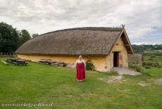 Ringforten uit de Vikingtijd - Deense Ringforten uit de Vikingtijd: Bij het Ringfort Fyrkat ligt het Viking Museum Fyrkat. De Vikingboerderij bij Fyrkat bestaat...