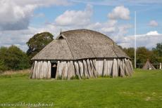 Ringforten uit de Vikingtijd - Deense Ringforten uit de Vikingtijd: Het gereconstrueerde langhuis van ringfort Fyrkat. Een langhuis van de Vikingen was verdeeld...