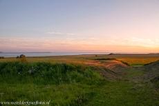 Ringforten uit de Vikingtijd - Deense Ringforten uit de Vikingtijd: Een deel van de aarden wallen en de gracht van het ringfort Aggersborg, het Limfjord op de...