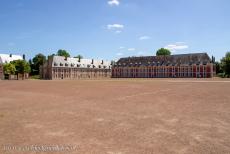 Vestingwerken van Vauban, Citadel van Arras - Vestingwerken van Vauban: De Citadel van Arras, de rechthoekige Paradeplaats wordt omgeven door rode bakstenen gebouwen. Arras lag...