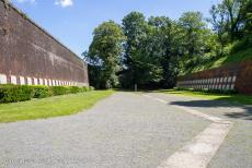 Vestingwerken van Vauban, Citadel van Arras - Vestingwerken van Vauban: De Citadel van Arras, Le Mur des Fusillés is een gedenkteken voor 218 leden van de Resistance, het Franse...