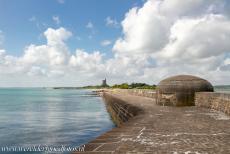 Saint-Vaast-la-Hougue/Tatihou, torens van Vauban - Saint-Vaast-la-Hougue en Tatihou, de Torens van Vauban: De Toren de la Hougue is via een dam verbonden met de haven van...