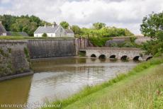 Saint-Vaast-la-Hougue/Tatihou, Towers of Vauban - Fortifications of Vauban at Saint-Vaast-la-Hougue and Tatihou, the Vauban Towers: Le Pont Dormant (sleeping bridge) across the moat...