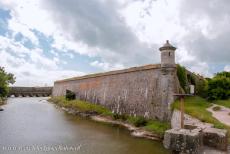 Saint-Vaast-la-Hougue/Tatihou, torens van Vauban - Saint-Vaast-la-Hougue and Tatihou, de Torens van Vauban: Via een sluis werd de gracht rond Fort de la Hougue gevuld met zeewater....