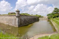 Saint-Vaast-la-Hougue/Tatihou, torens van Vauban - Fortificaties van Vauban bij Saint-Vaast-la-Hougue en op Tatihou, de Torens van Vauban: Fort de la Hougue wordt aan landzijde omgeven...