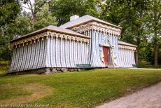 Slot Drottningholm - Koninklijk Domein Drottningholm: Het Corps de Garde gebouw , of de Tent voor de Wachters, werd ontworpen in de stijl van een Turkse tent. De... Slot Drottningholm - Koninklijk Domein Drottningholm: Het Corps de Garde gebouw , of de Tent voor de Wachters, werd ontworpen in de stijl van een Turkse tent. De...