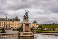 Slot Drottningholm - Koninklijk Domein Drottningholm: Het park van Slot Drottningholm met de Herculesfontein. De fontein is een creatie van de beeldhouwer... Slot Drottningholm - Koninklijk Domein Drottningholm: Het park van Slot Drottningholm met de Herculesfontein. De fontein is een creatie van de beeldhouwer...