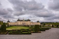 Slot Drottningholm - Koninklijk Domein Drottningholm: Rondom Slot Drottningholm liggen barokke Franse tuinen en een Engelse landschapstuin. De tuinen zijn het... Slot Drottningholm - Koninklijk Domein Drottningholm: Rondom Slot Drottningholm liggen barokke Franse tuinen en een Engelse landschapstuin. De tuinen zijn het...