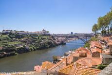 Historisch centrum van Porto - De Dom Luis I brug gezien vanaf het historische centrum van Porto. De stalen Dom Luis I brug overspant de rivier de Douro tussen het historisch...